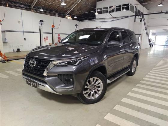 TOYOTA HILUX SW4 2.8 D-4D TURBO DIESEL SRX 7L 4X4 AUTOMÁTICO
